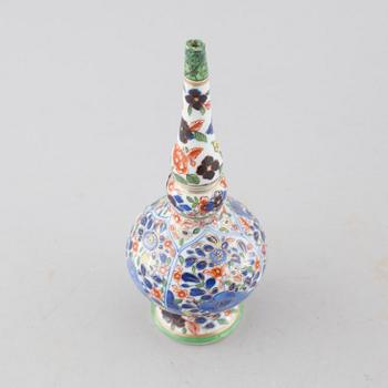 A porcelian Chinese water dropper, Kangxi (1662-1722).