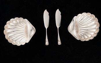 SMÖRSNÄCKOR med KNIVAR, silver, Sheffield, England 1903-1904, bär finska kontrollstämplar. Tot. vikt ca 104,6 g.