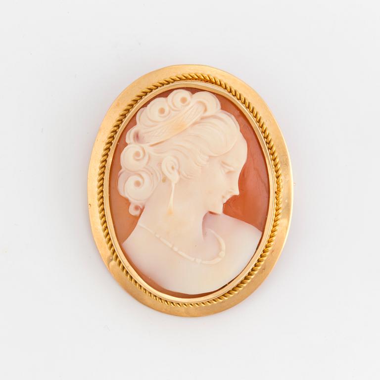 A brooch/pendant set with a carved shell cameo.