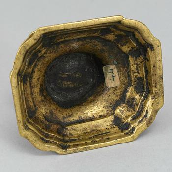 A brass salt cellar, 18th century.