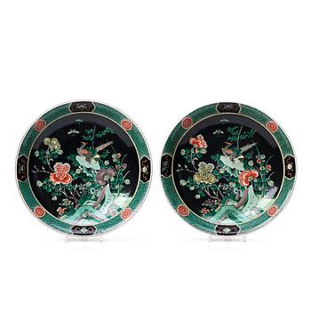 756. A pair of famille verte chargers, Qing dynasty, 19th Century.