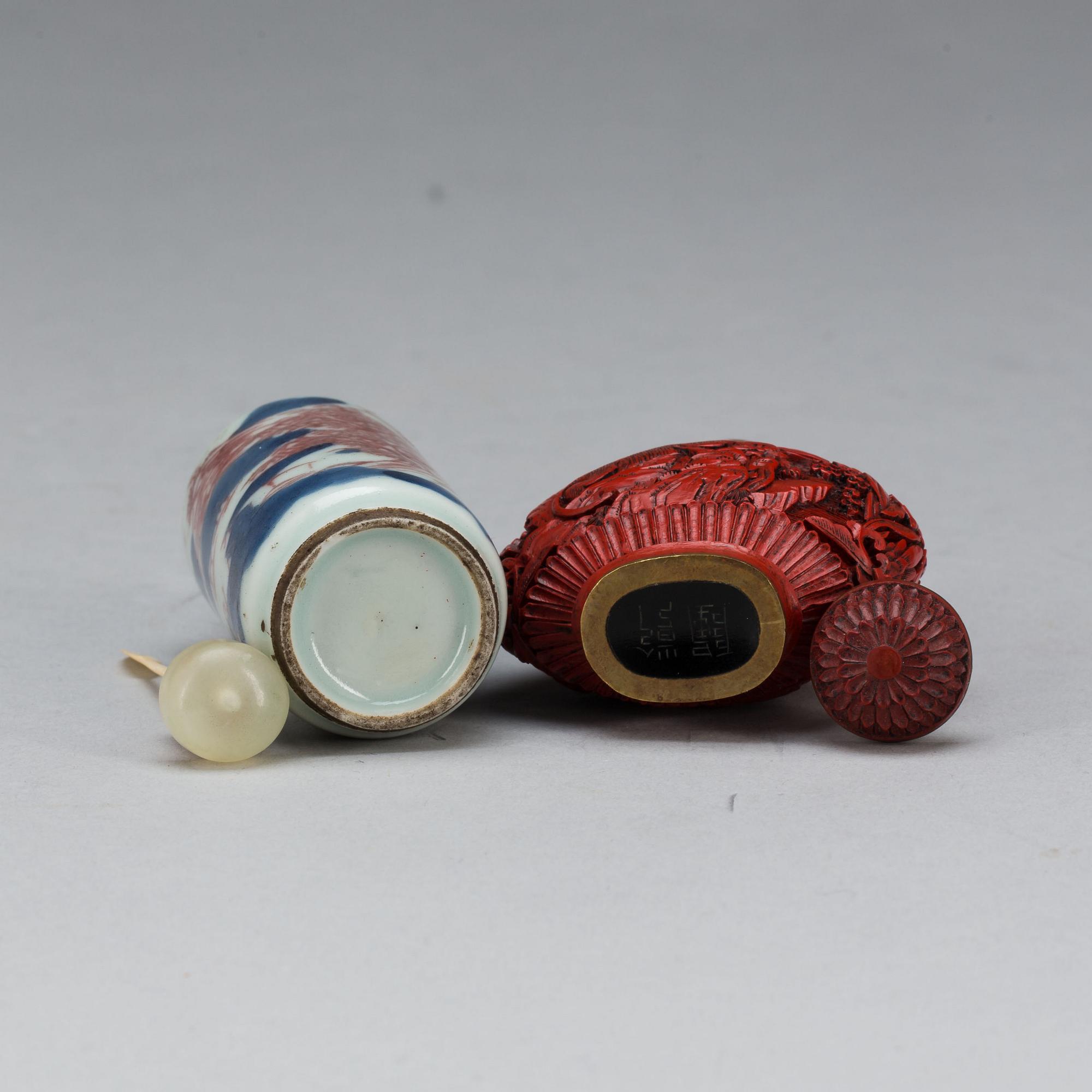 SNUSFLASKOR, 2 st. porslin samt lackarbete, Qianglong (1736-1795).