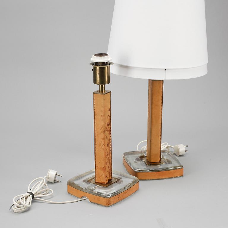 BORDSLAMPOR, ett par, Böhlmarks, glas och mässing samt läder, kring 1900-talets mitt.