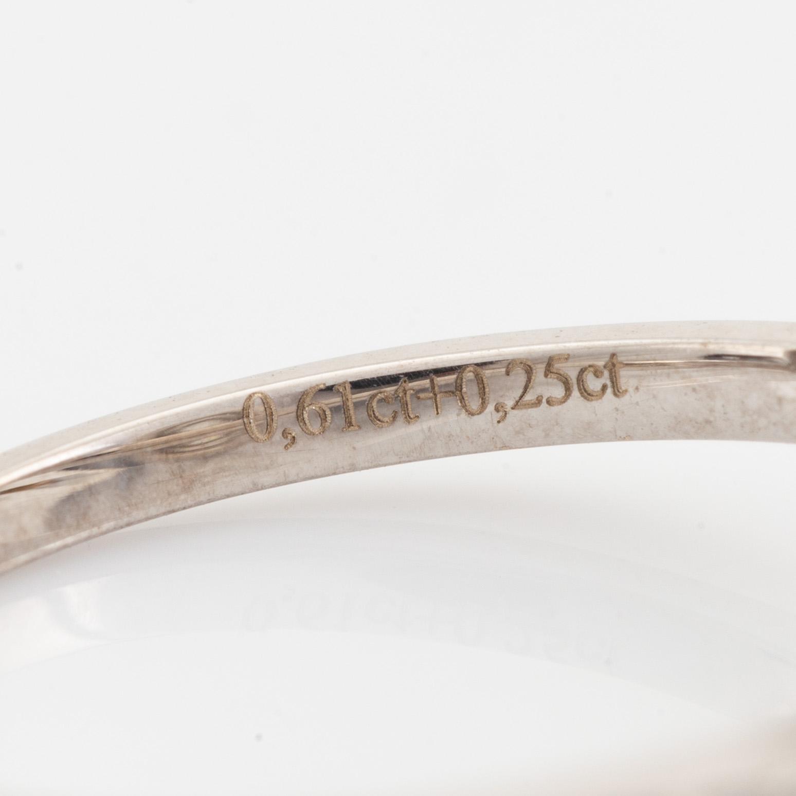 Ring med gammalslipad diamant och briljantslipade diamanter.