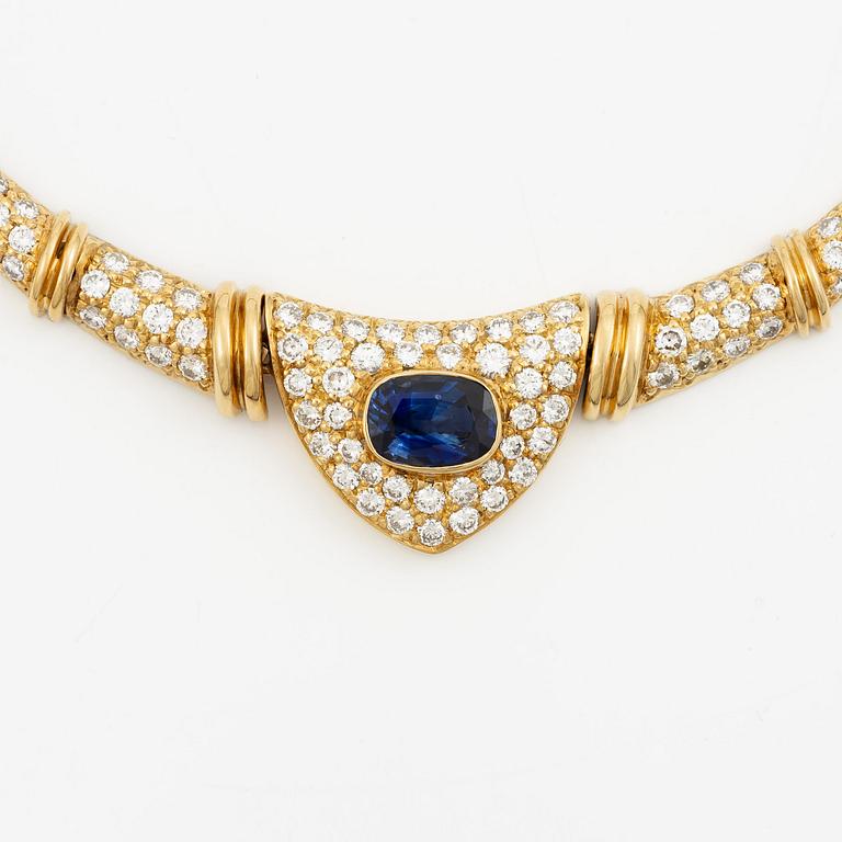 Collier 18K guld med en fasettslipad safir och runda briljantslipade diamanter.