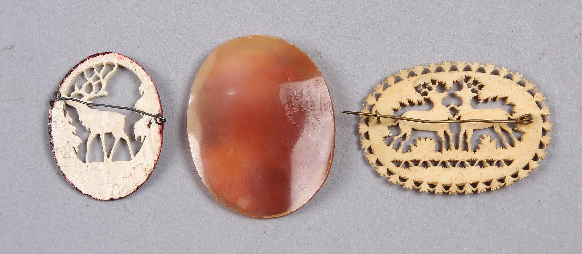 KAMÉ SAMT BROSCHER, 3 delar, snäckskal resp ben, sent 1800-tal.