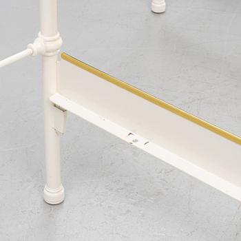 Sängramar och sängbord, ett par, 1900-talets andra hälft.