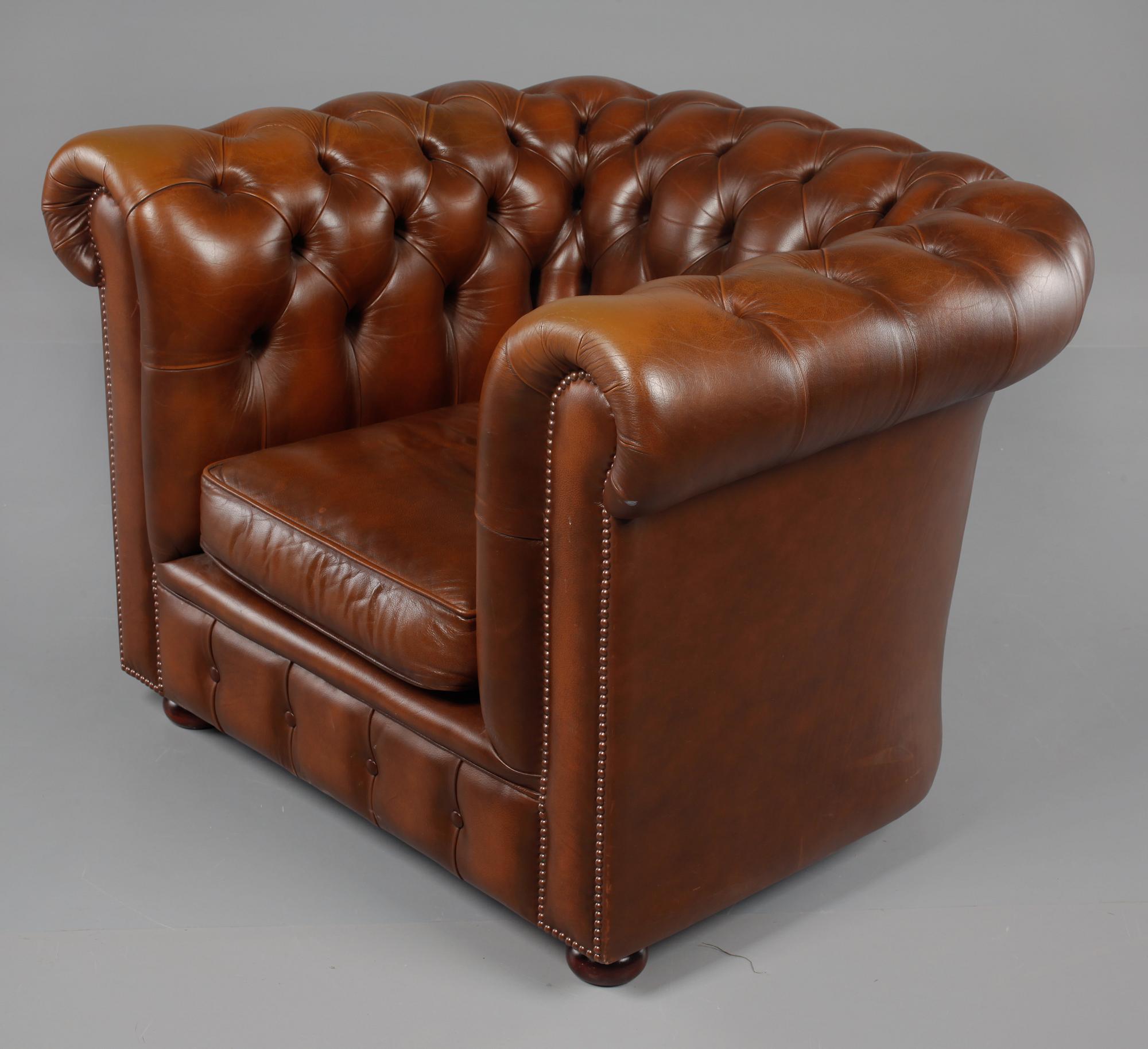 FÅTÖLJ, chesterfieldmodell, 1900-talets andra hälft.