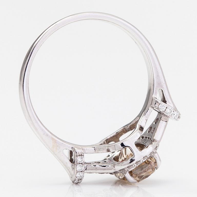 A 14K white gold ring with diamonds ca. 1.84 ct in total. IGI-certificate.