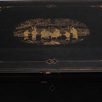A chest, late Qing dynasty, 19th Century.