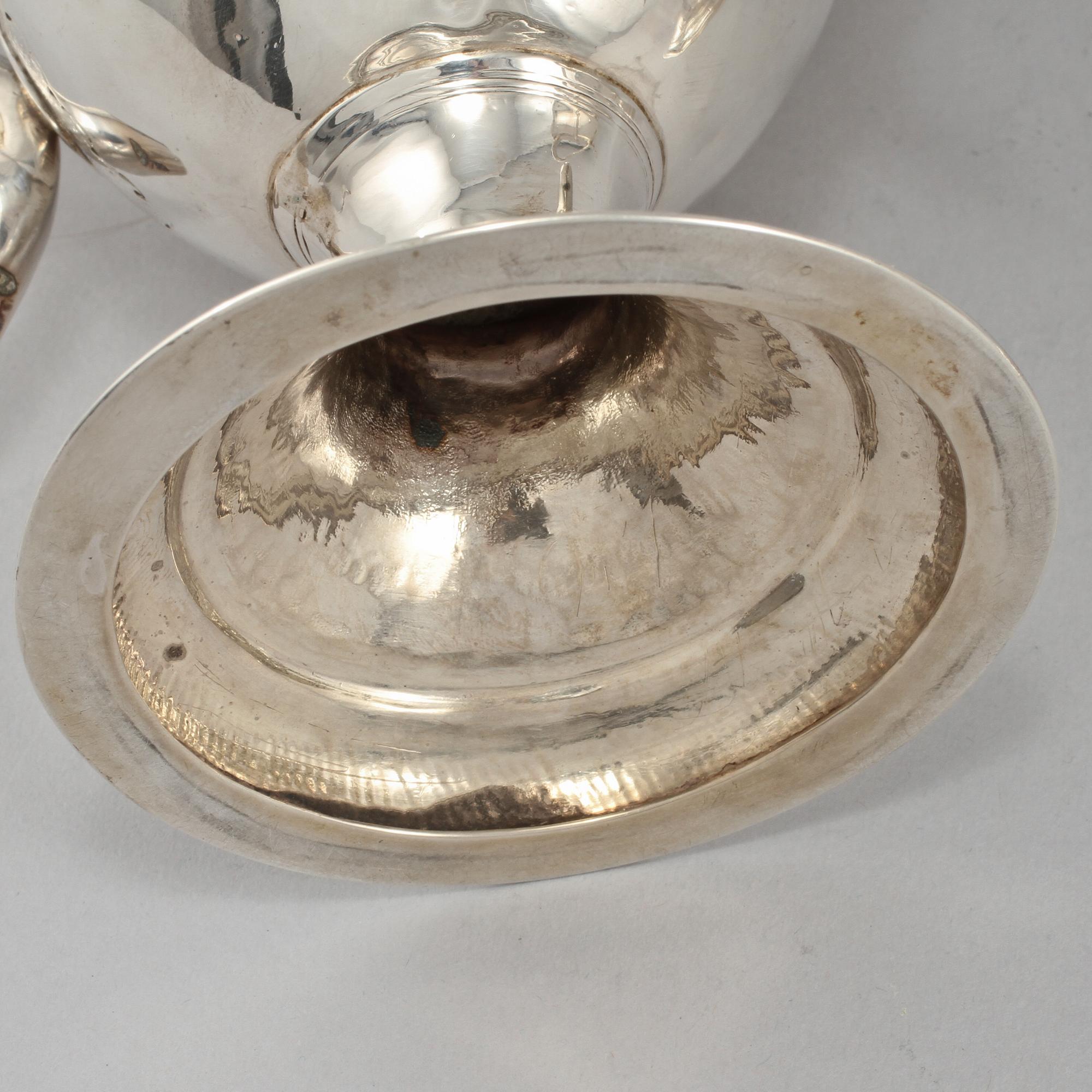 POKALER, 2 st, silver, London, England, omkring 1800. Vikt 650 g.