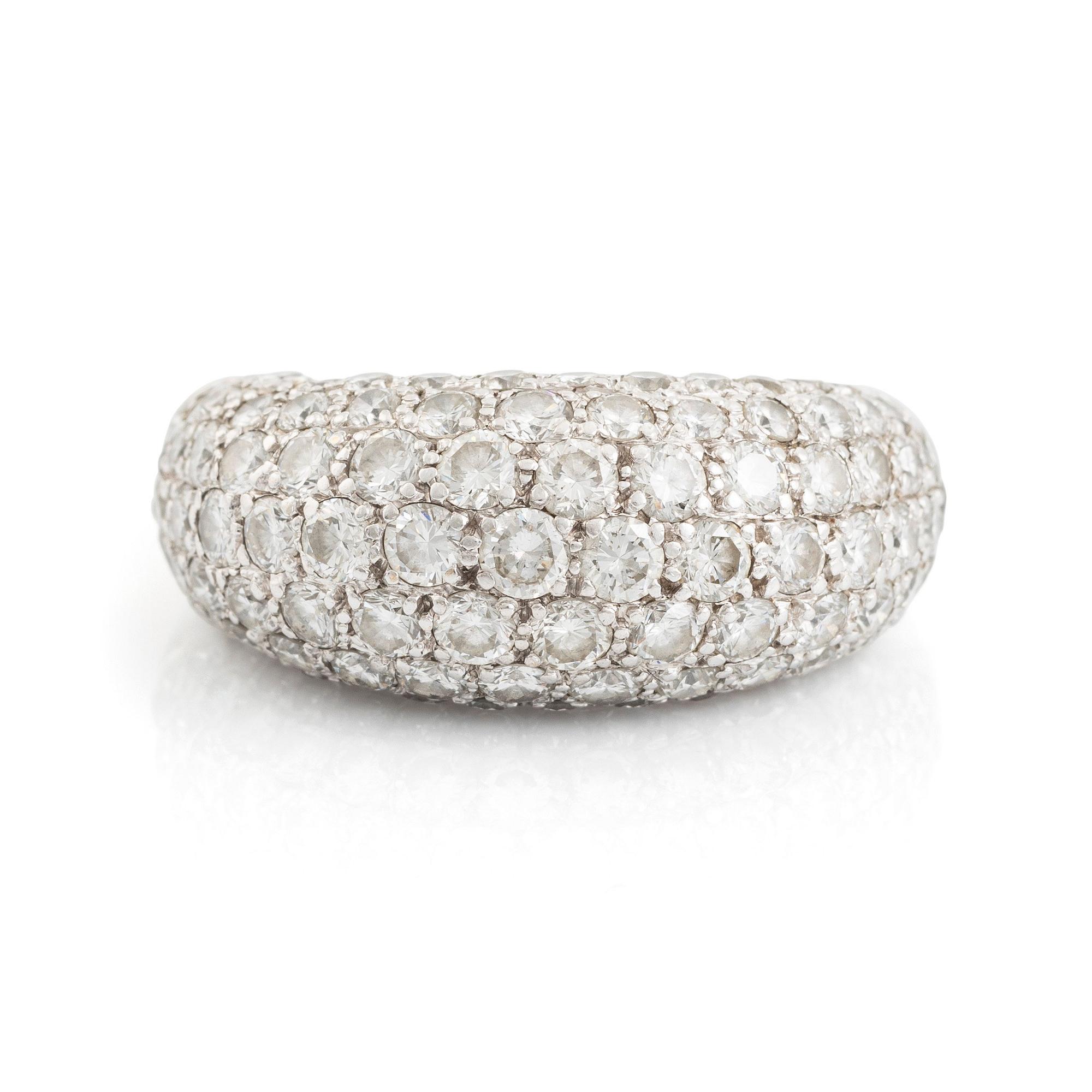 An 18K white gold ring set  with round brilliant-cut diamonds.
