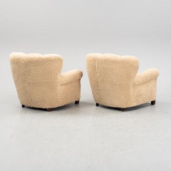 Fritz Hansen, a pair of hearling upholstered model 1518 slounge chairs, Denmark, 1940's.