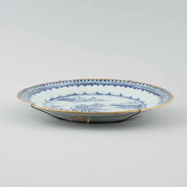 Four pieces of chinese porcelain, 18th and 19th/early 20th century.