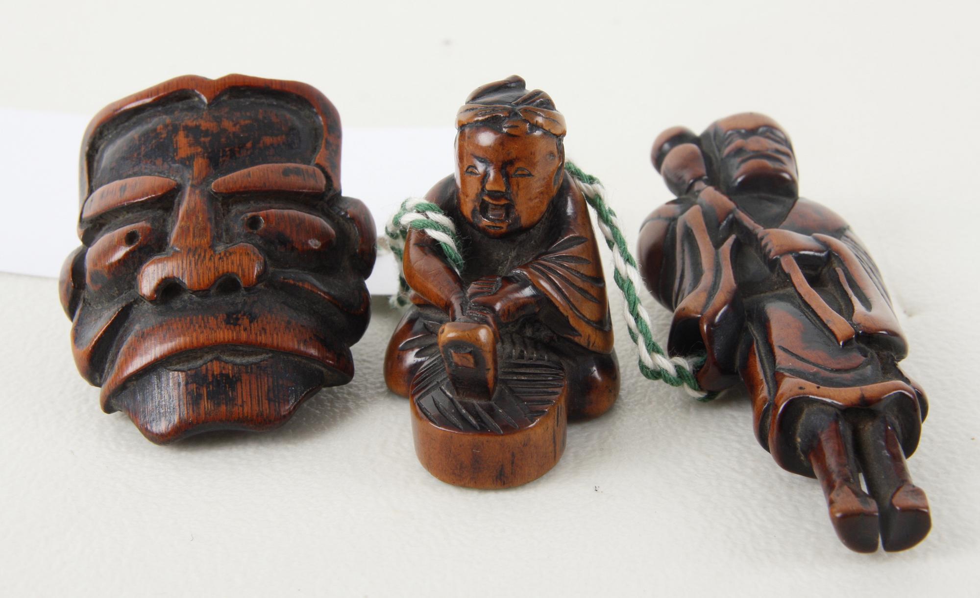NETSUKES, 3 st, trä. Japan. 1800/1900-tal.
