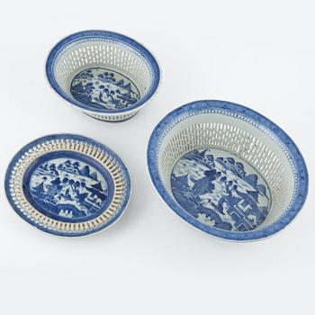 Two blue and white bowls, China, Jiaqing (1796-1820).