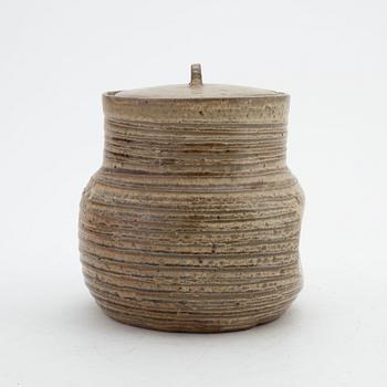 Unknown artist, a Japanese stoneware jar with cover, first half of the 20th Century.