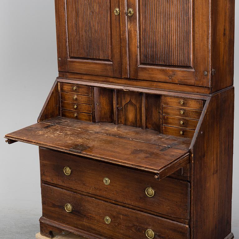 An early 19th Century pine cabinet.