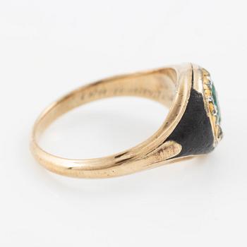 Ring, gold and black enamel with an emerald and rose-cut diamonds. Around the turn of the 20th century.