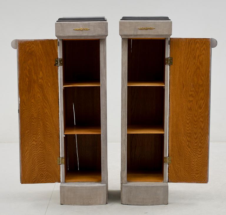 KOLONNSKÅP, ett par, 1900-tal.