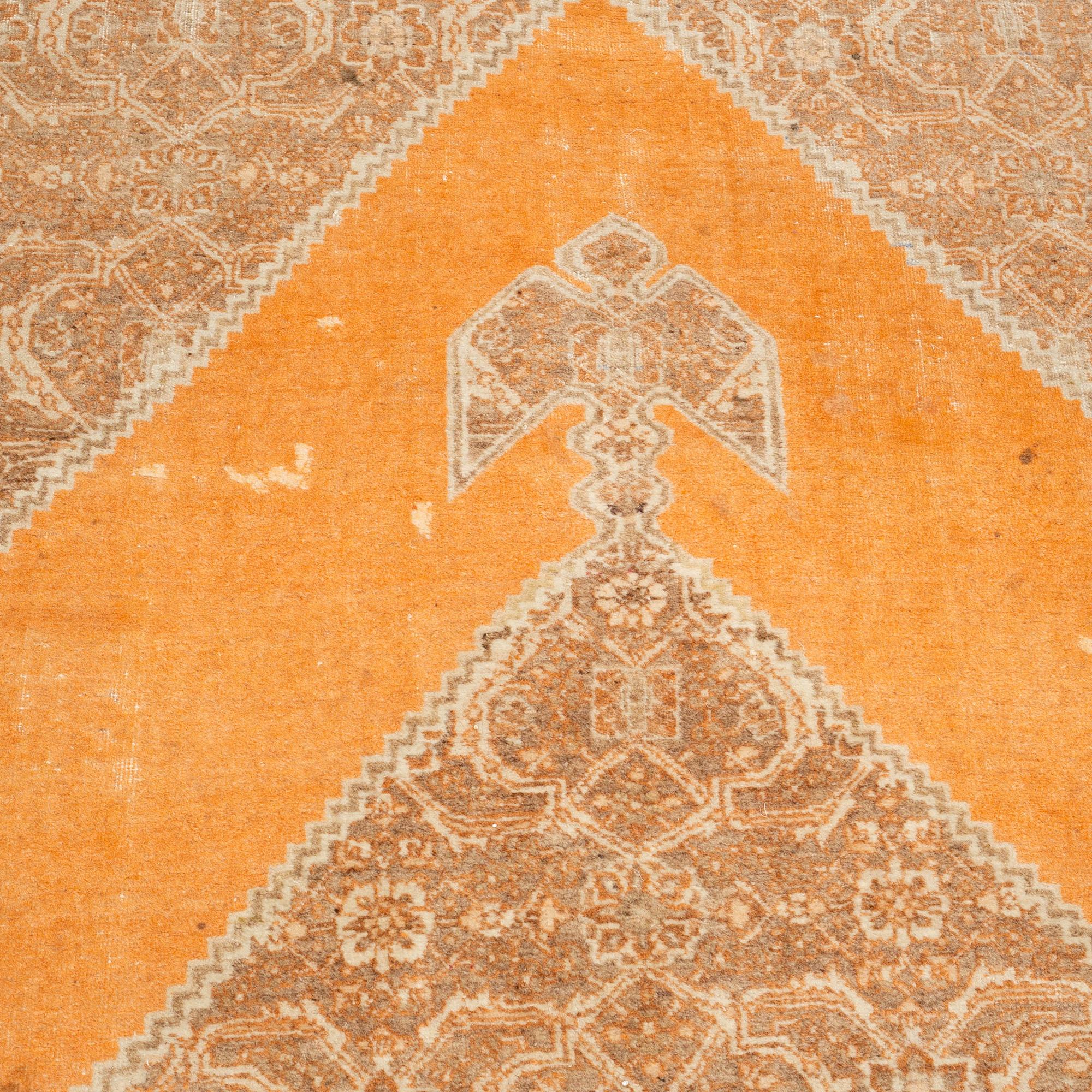 MATTO, an antique Tabriz, ca 338,5 x 210,5-222,5 cm.