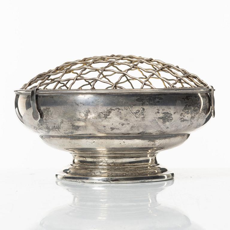 A parcel gilt silver bowl for flower arrangement, Garrard & Co Ltd, Birmingham 1975.