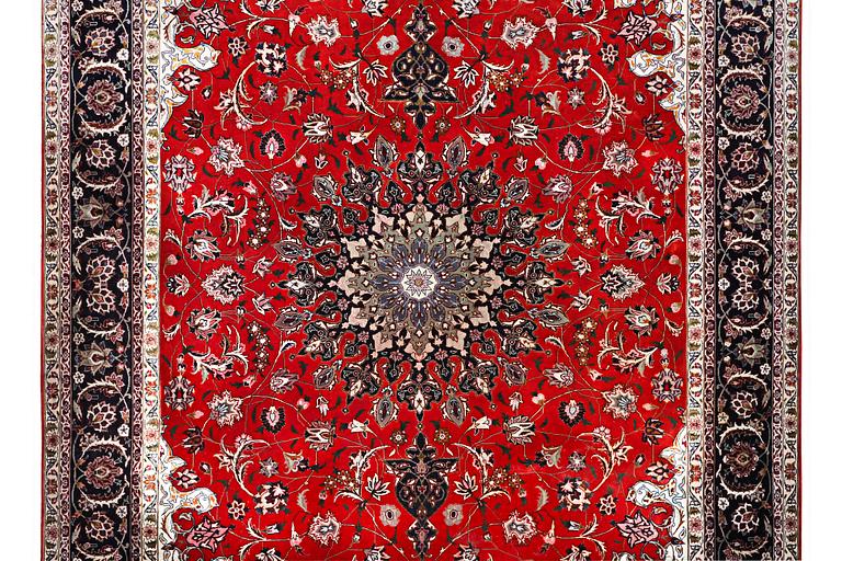 A Tabriz carpet, 50 raj, ca. 315 x 208 cm.