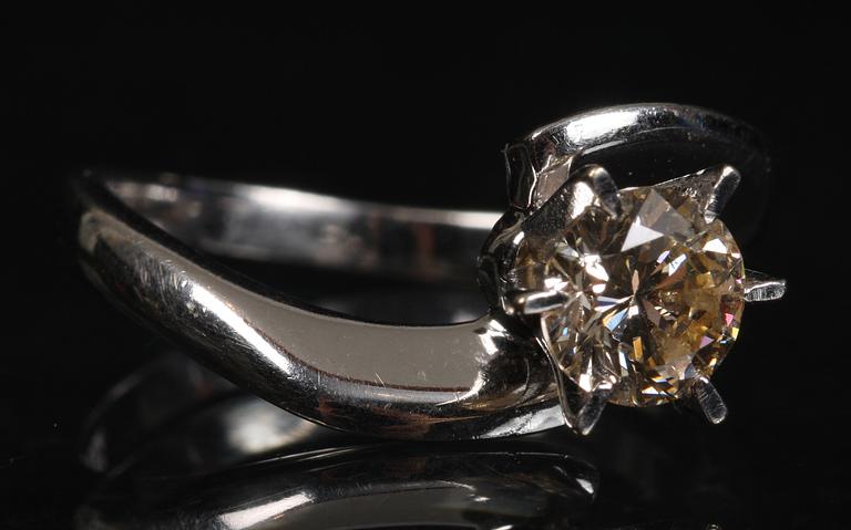 RING, 14 K vitguld med briljantslipad diamant, ca 0,90 ct.