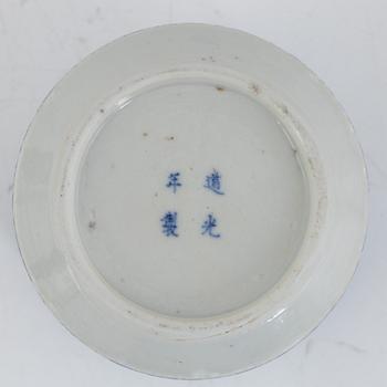 A blue and white Chinese porcelain pot, Qing dynasty, Daoguang (1821-1850).