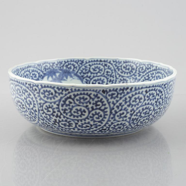 Skålar, två stycken, samt fat, porslin. Japan, Meiji (1898-1912).