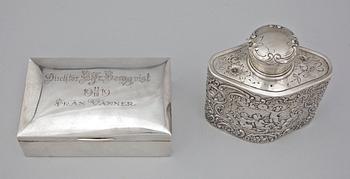 CIGARETTSKRIN samt PLUNTA, silver, 1900-tal, 380 g.