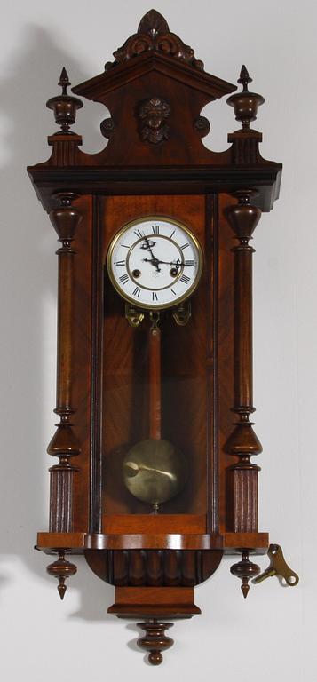 VÄGGPENDYL. Nyrenässansstil. Junghans.