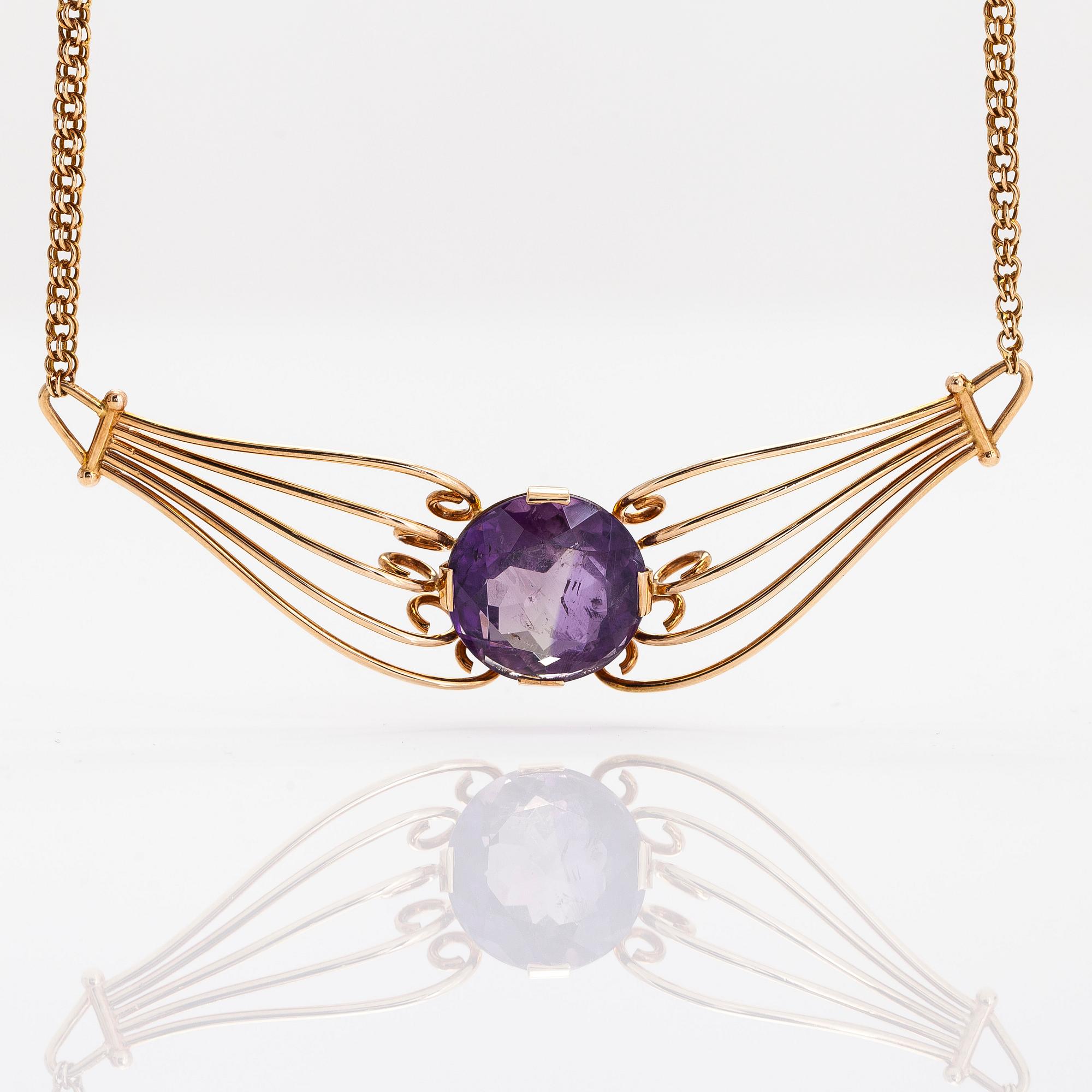 A 14K gold necklace, with an amethyst. Auran Kultaseppä, Turku.