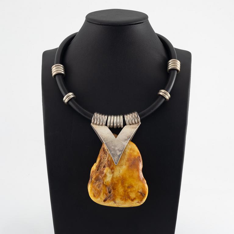 Silver necklace with amber.