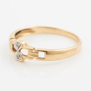 Ring 18K guld med små diamanter.
