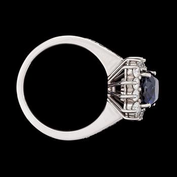 RING, kuddslipad blå safir, 3.05 ct, samt briljantslipade diamanter, tot. 0.86 ct.