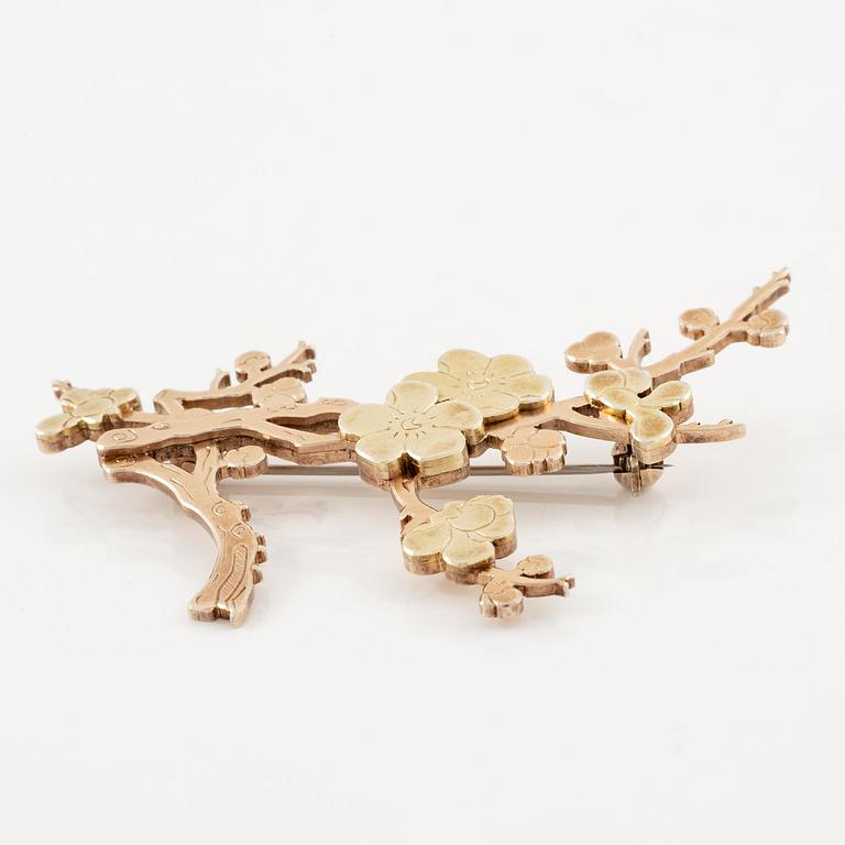 Wiwen Nilsson, brosch, i form av en kvist, förgyllt sterlingsilver, Lund 1969.