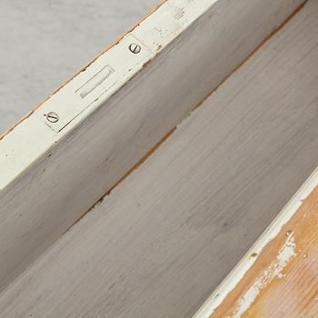 A chest of drawers, early 20th Century.