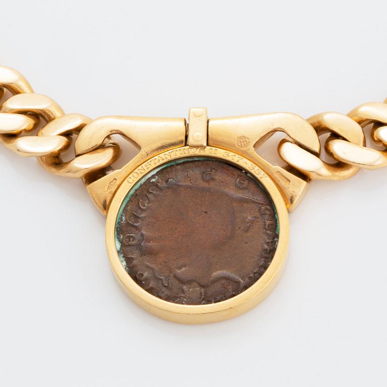 Bulgari "Monete" collier 18K guld med ett romerskt mynt och en baguetteslipad diamant.