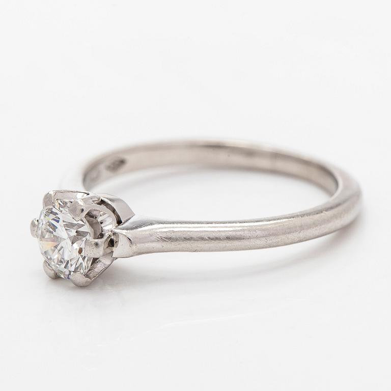 Ring, solitär, platina och en briljantslipad diamant.