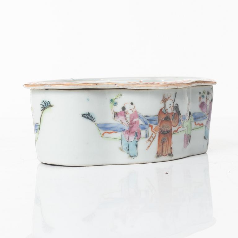 A Chinese famille rose ewer, a a cup with cover, a cup with saucer, a box and a censer, Qing dynasty, 18th and 19th cent.