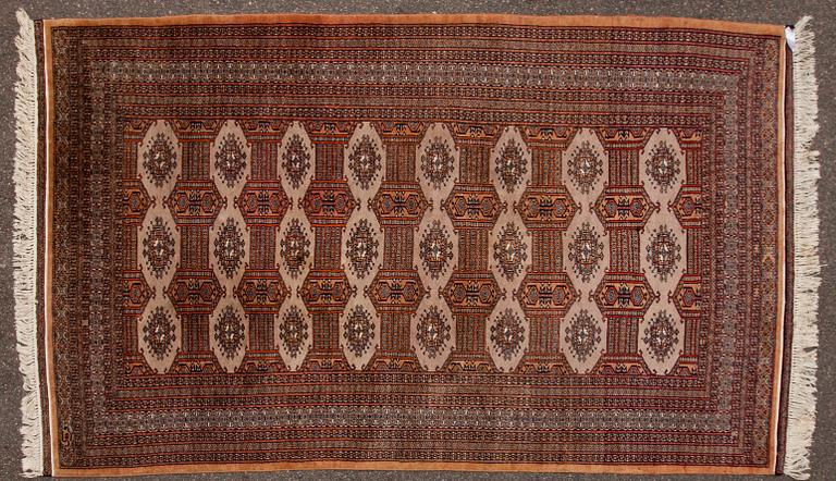 MATTA, Pakistan. Ca 257x157 cm.