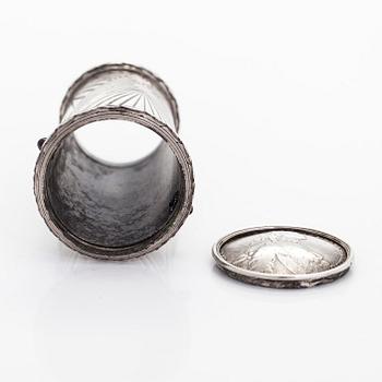 Päivänvarjonkahva, hopeaa, granaatit ja upotettu ruplan raha, Antti Nevalainen, Fabergé, Pietari 1899-1907.