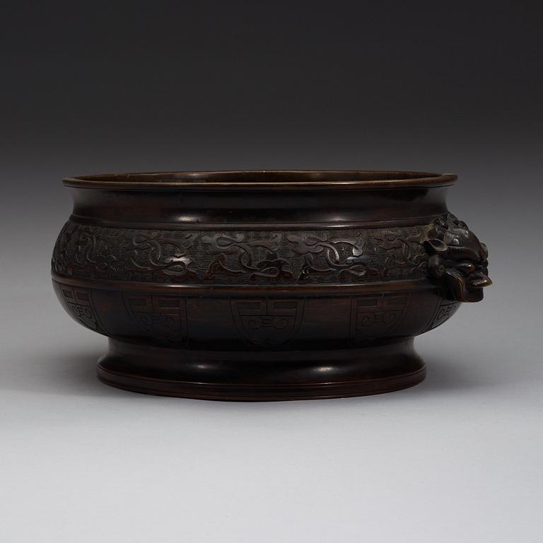 A bronze censer, Qing dynasty.