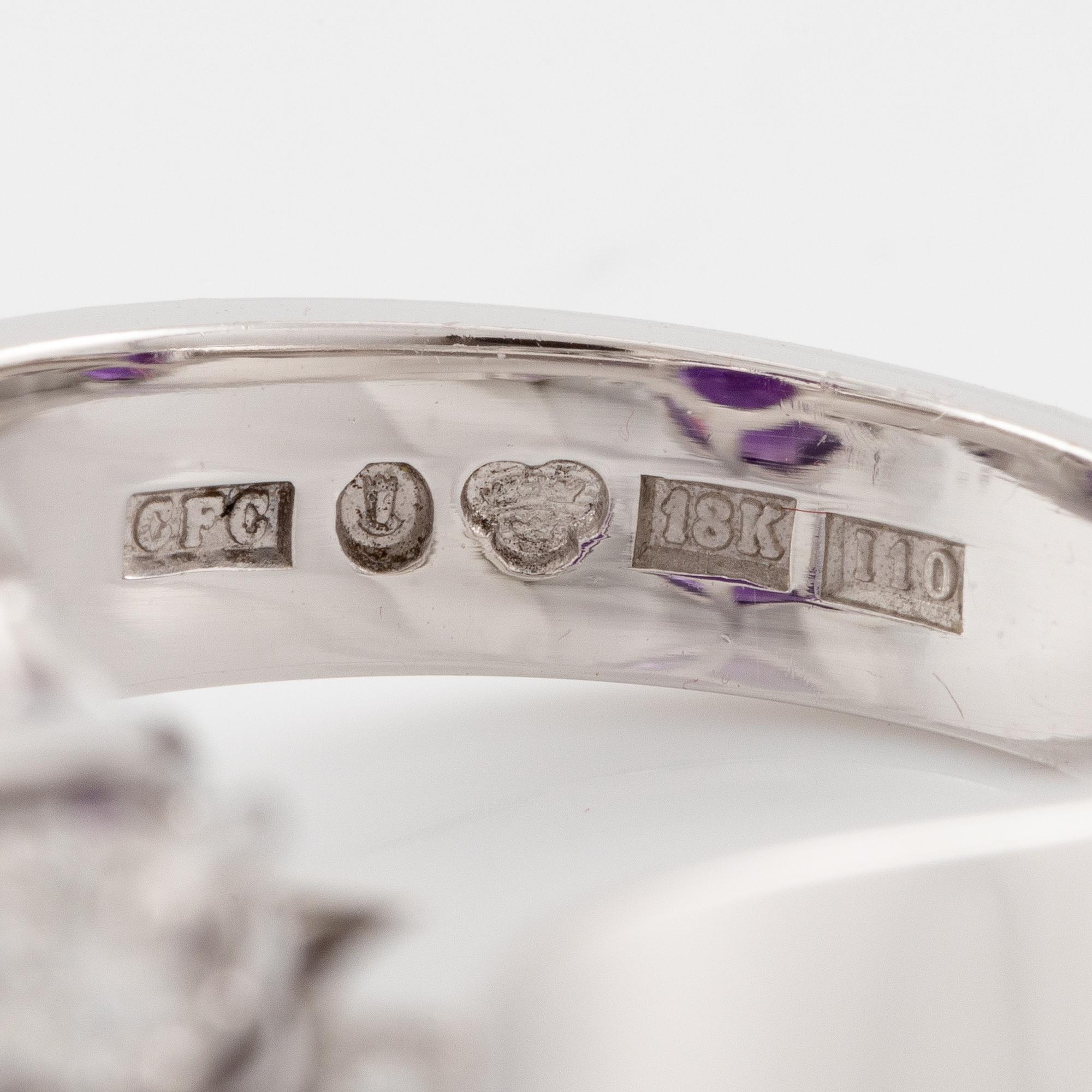 Ring 18K vitguld med en fasettslipad ametist samt runda och åttkantslipade diamanter, CF Carlman.