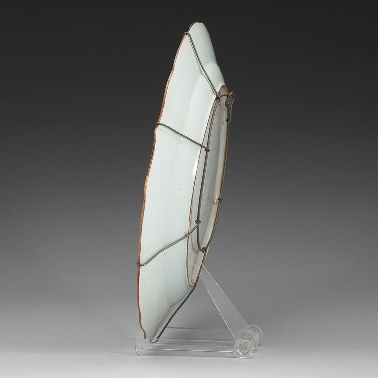 A famille rose serving dish, Qing dynasty, Qianlong (1736-95).