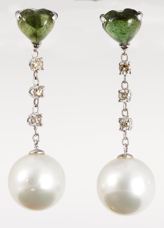 EARRINGS, green tourmalines, brilliant cut diamonds, tot. ca 0.60 ct and cultured South sea pearl.