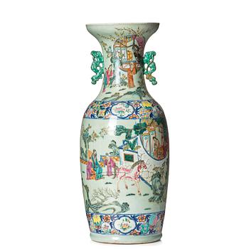 A famille rose vase, late Qing dynasty, 19th Century.