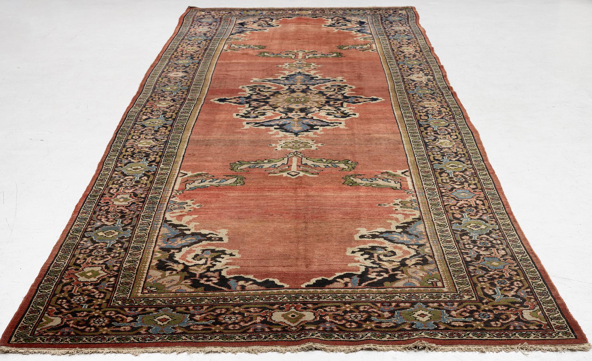 Gallerimatta, antik Mahal, Västra Persien, ca 467 x 170 cm.