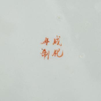 A pair of famille rose dishes, Qing dynasty, circa 1900.